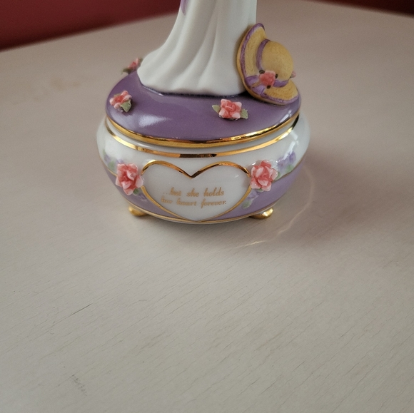 Ardleigh Elliott "A Mother's Embrace" Porcelain Music Box - Picture 8 of 9